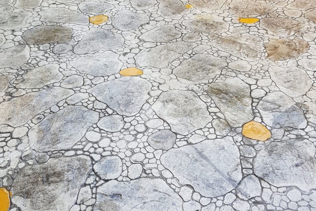 Декоративный печатный бетон: плюсы и минусы